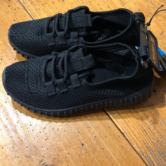 NWT‎ Xertia black Girl Sneakers - Picture 1 of 6